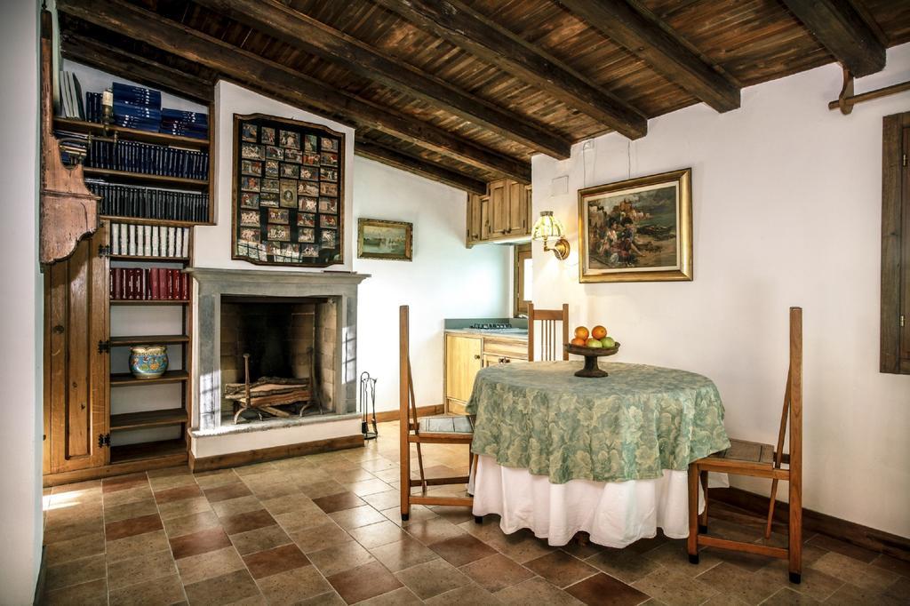 مبيت وإفطار تريسكوري بالنياريو Agriturismo Il Mirabile الغرفة الصورة